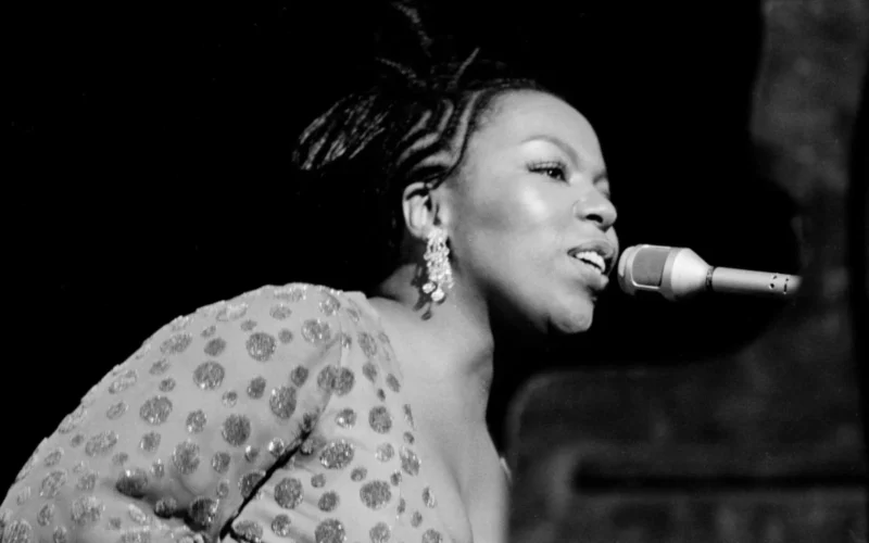 Roberta Flack, ’70s R&amp;B Vocalist Known for ‘Killing Me Softly,’ Dies at 88