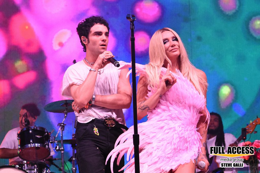 Two singers sharing a microphone stand during the Bonnaroo Superjäm